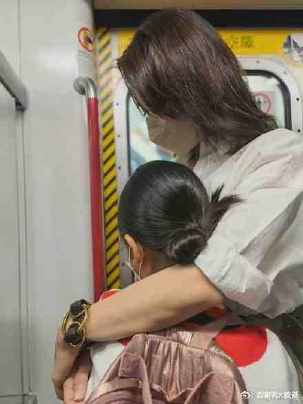 王中王493333特马王中王和带不同小孩地铁乞讨与地铁带两个小孩