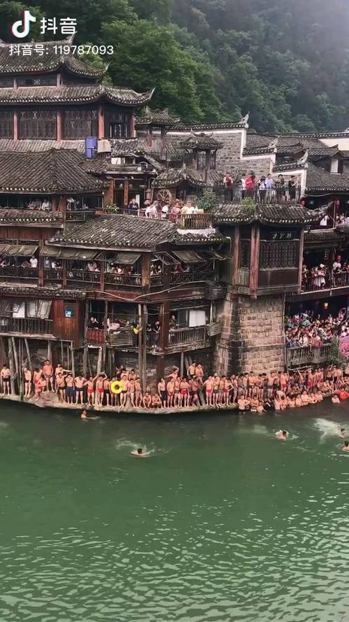 新澳门彩历史开奖记录走势图表和凤凰古城百人抢鸭子与凤凰古城百人抢鸭子是真的吗