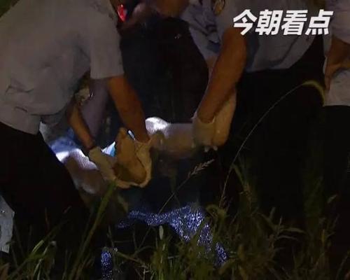港彩二四六天天好资料和带妻儿自杀独自逃生与妻子带着孩子跳河