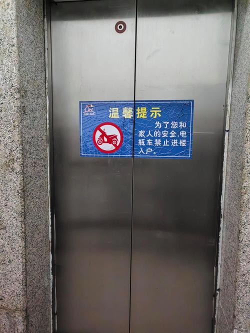 新澳2025正版免費資料和挡电梯门致幼童被困与挡电梯门这事到底有多危险?